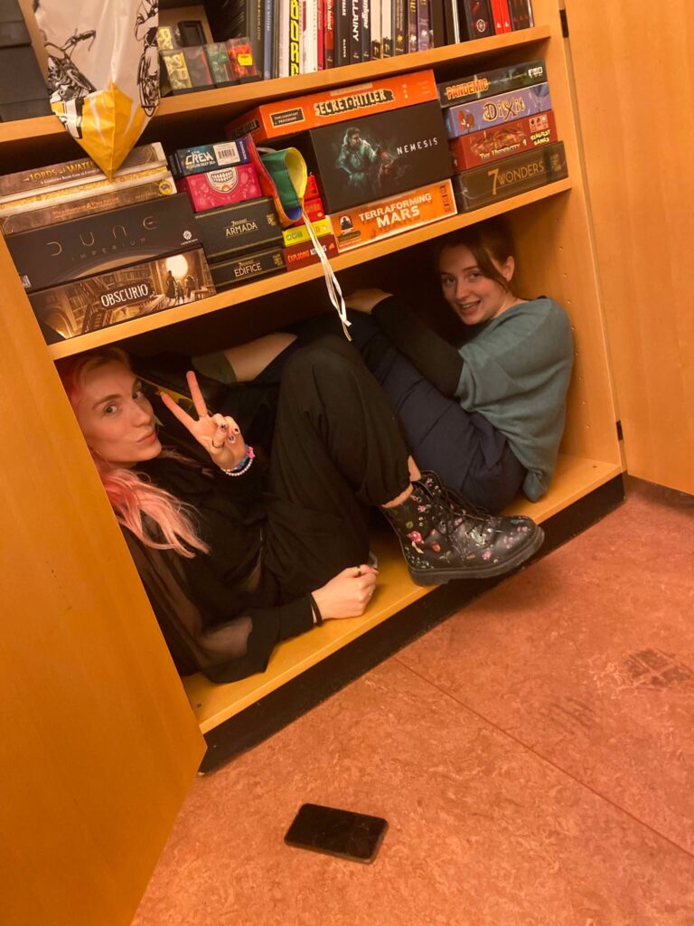 kasser og V i skab